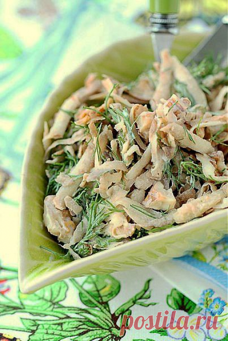 Салат из сельдерея с грецкими орехами.

Нам понадобятся:
корень сельдерея