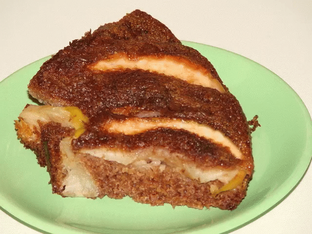 Шоколадный манник с карамельными яблоками
Надо взять:
Яблоки — 3 шт. 
Сливочное масло — 50 г 
Сахар — 1/4 стакана 
Манка — 200 г 
Сахар — 150 г 
Яйца куриные — 2 шт. 
Кефир 1%-ной жирности — 250 г 
Сода — 1 ч. л. 
Какао — 20 г
Приготовление:
Положить в чашу манку, сахар, яйца, какао, кефир и соду. Замесить тесто и оставить для набухания крупинок манки и для «заигрывания» соды с кефиром. Растопить в сотейнике сливочное масло и кинуть туда яблоки, очищенные от сердцевины и порезанные каждое на 8