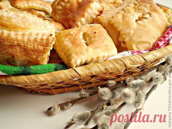 Слойки с творогом, цукатами и орехами.