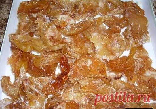 Сухое варенье из яблок

На 1 кг яблок нужно: 
300 г сахарного песка, 
1 неполная чайная ложка лимонной кислоты
1 чайная ложка корицы.

Вымытые яблоки очистить от семян, нарезать крупными дольками и плотно разложить на противень, кусочек к кусочку в один слой. Смешать сахар с лимонной кислотой и корицей, посыпать им яблоки. Противень поставить в разогретую до 200 градусов духовку и выпекать 25-30 минут. Через 20 минут лучше следить за приготовлением, чтобы яблочки не подгор...