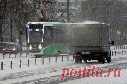 В российском городе начался снежный апокалипсис. Из-за сильного снегопада жители Челябинска оказались заперты в вагоне поезда. Состав, следовавший из Магнитогорска в Челябинска, встал на путях. Проблемы появились и у пассажиров другого транспорта — людям приходится самостоятельно толкать автобусы на дорогах города.