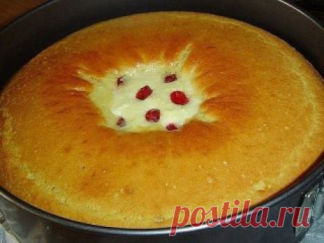 Быстрая ватрушка
Быстрая ватрушка, не смотря на легкость приготовления, очень вкусная, нежная и воздушная. Пышный сметанный бисквит в сочетании с творожной начинкой - это настоящее наслаждение. Рекомендую дополнить начинку свежими ягодами, персиками или яблоками, быстрая ватрушка будет еще вкуснее.
Для приготовления быстрой ватрушки понадобится:
Для теста:
2 яйца;
1/3 стакана* сахара;
1/2 стакана сметаны;
2/3 стакана муки;
1/2 ч. л. разрыхлителя.
Для начинки:
250 г творога;
1 яй