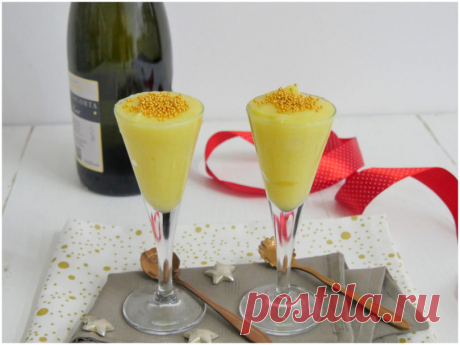 Crema allo spumante La crema allo spumante è un dolce al cucchiaio morbido e vellutato, perfetta come dessert per il cenone di San Silvestro. Si tratta in realtà di una