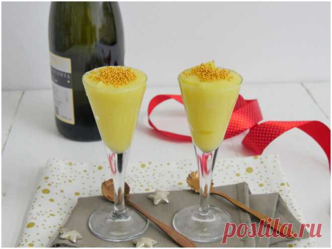 Crema allo spumante La crema allo spumante è un dolce al cucchiaio morbido e vellutato, perfetta come dessert per il cenone di San Silvestro. Si tratta in realtà di una