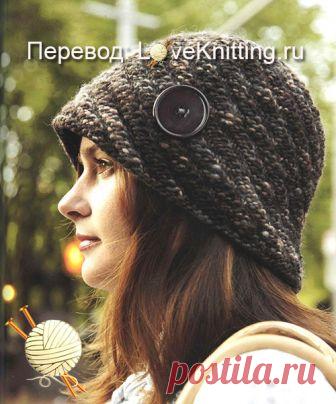 Тёплая шляпа с пуговицей связана на спицах диагональной резинкой. / Loveknitting.ru