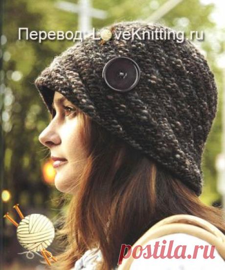 Тёплая шляпа с пуговицей связана на спицах диагональной резинкой. / Loveknitting.ru