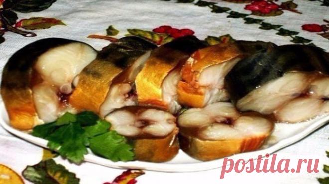 Варено-копченая скумбрия за 5 минут - ПУТЕШЕСТВУЙ ПО САЙТУ. Варено-копченая скумбрия за 5 минут! Удивительно правда? Я сама когда впервые услышала этот рецепт поразилась, разве можно так быстро приготовить копченую  рыбу. Этот чудесный рецепт мне поведала продавщица на рынке, этой же самой рыбы. Теперь, я ей очень благодарна, варено-копченая скумбрия всегда получается изумительная, а главное ее готовка занимает мало …