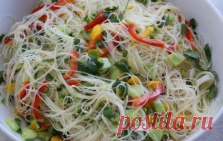Салат с рисовой лапшой