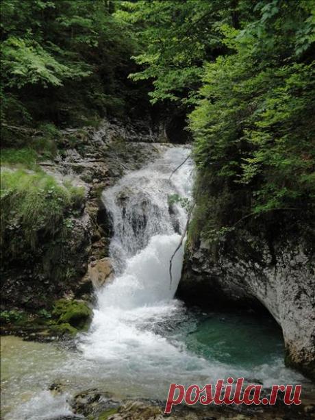 Водопад уходит под землю