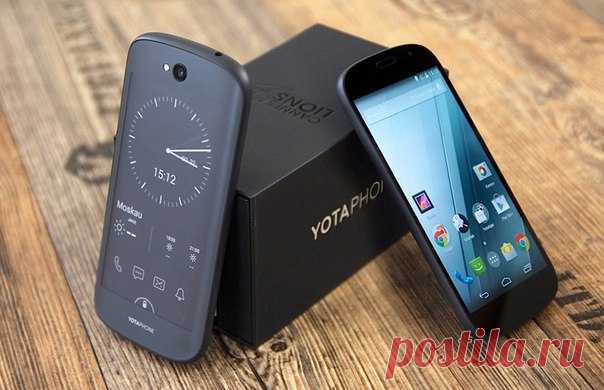 За четыре года общие продажи YotaPhone не превысили 100 000 «Короче, Apple напрягся», – пошутил премьер-министр Дмитрий Медведев, получив в декабре 2013 г. из рук гендиректора «Ростеха» Сергея Чемезова первый российский смартфон YotaPhone. Главная особенность устройства – два дисплея, один из которых работает по технологии «электронных чернил» E-ink и сохраняет изображение даже при севшей батарее. Разработчик смартфона – Yota Devices, несколько лет назад выделившаяся из мобильного оператора…