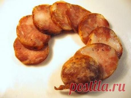 Домашняя Куриная колбаска - Вкуснотища ! БЕЗ ХИМИИ !
Самая вкусная из всех колбас – это, конечно же, домашняя колбаса, сделанная своими руками, без всяких вредных добавок и примесей.
Советую прочитать полностью !
Ингредиенты:
-500 г куриного мяса (у меня куриная грудка),
-3 зубчика чеснока,
-200 мл сливок,
-2 яичных белка,
-1 ч.л. соли,
-1 ч.л. сладкой молотой паприки,
-черный молотый перец
-специи и травы по вкусу.
Первый вариант:
Куриное мясо пропустить через мясорубку.
Чеснок измельчить и доб