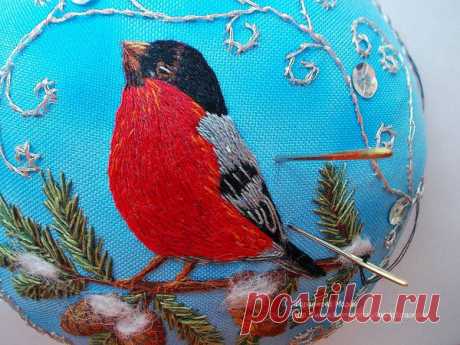 Вышиваем гладью снегиря и создаем игольницу