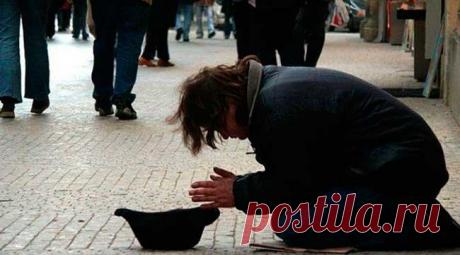 Мальчик держал в руках табличку со словами: «Я слепой, пожалуйста, помогите!»