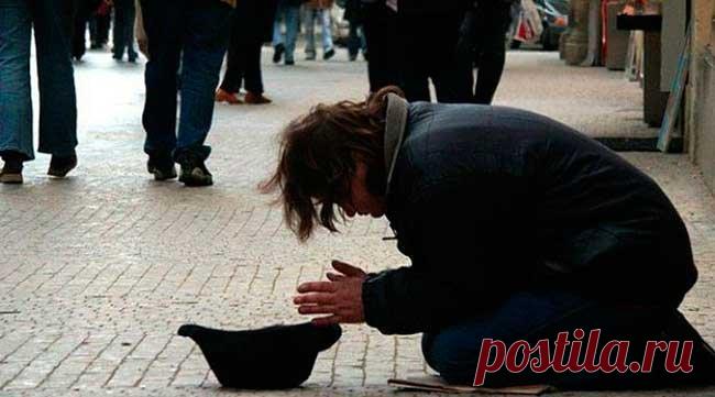 Мальчик держал в руках табличку со словами: «Я слепой, пожалуйста, помогите!»