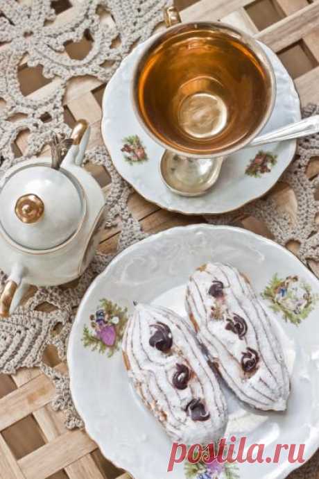 Кофейные эклеры и подробно о тесте choux. Эклеры готовятся из одного из самых простых в приготовлении специфических видов теста – Шу (choux) или, как его называли в советском простонародье – заварное. Самым правильным названием этого теста будет французский вариант – “pate a chaud” или “hot pastry”. Что в целом похоже на наш вариант названия)).