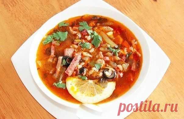 СОЛЯНКА МЯСНАЯ СБОРНАЯ 

Ингредиенты:

● Филе куриное — 200–250 г
● Изделия мясные — 350 г
● Изделия колбасные — 350 г
● Огурец маринованный — 2 шт.
● Рассол — 1/2 ст.
● Маслины — 1/2 банки
● Лук — 1 шт.
● Морковь — 1 шт.
● Паста томатная — 1 ст. л.
● Чеснок — 1-2 дольки
● Зелень по вкусу
● Соль по вкусу
● Перец черный по вкусу
● Перец красный по вкусу
● Лимон — 1 шт.
● Рис — 1/3 ст.
● Картофель — 1–2 шт.

Приготовление:

1. Подготовьте ингредиенты.
2. В кастрюлю налейте ч...
