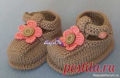 Пинетки-туфельки спицами. Описание | Вязание спицами для детей Автор @knit_child,&nbsp;Размер: 3-6 мес.&nbsp;Вам потребуется: 50г пряжи (желательно для детской вязки), сред. толщины, спицы на 2,75 мм, 2 пуговицы&nbsp;Плотность вязания: 28 петель х 37 рядов = 10 х 10 см лиц. глади&nbsp;Описание работы&nbsp;Правая пинетка&nbsp;Ηaбpaть 36...
