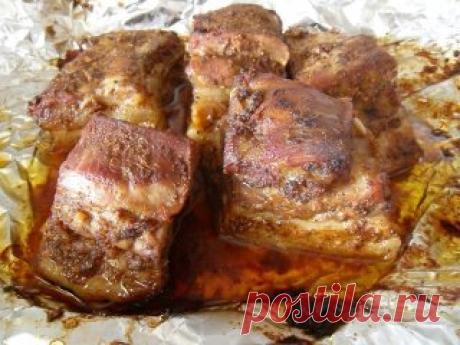 ЗАПЕЧЁННАЯ СВИНИНА В ГОРЧИЦЕ 🍖
ИНГРЕДИЕНТЫ:
● свинина (вроде это была корейка; 500 г.
● чеснок (4-5 зубчиков);
● горчица (2 ст. ложки);
● соль, перец. 
ПРИГОТОВЛЕНИЕ:
Рецепт настолько простой и настолько вкусным получается мясо, что я даже жалею, что не узнала его раньше. Итак, мясо немного споласкиваем, вытираем насухо полотенцем. Солим, перчим по вкусу. Шпигуем чесноком. Намазываем горчицей и оставляем на несколько часов в холодном месте. 
Заворачиваем в фольгу