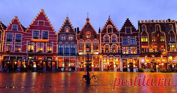 Средневековые дома на рыночной Площади В Брюгге