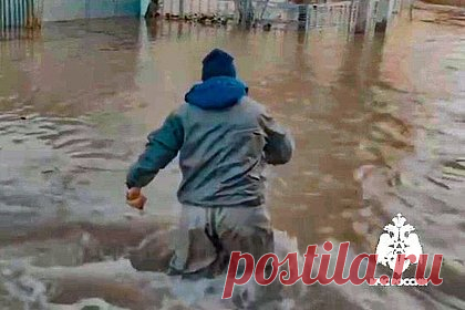 Три поселка в Орске оказались под угрозой подтопления. Три поселка в Орске оказались под угрозой подтопления после прорыва дамбы, защищавшей населенные пункты в Оренбургской области от реки Урал. При этом отмечается, что местных жителей активно призывают к эвакуации. В то же время продолжается перемещение жителей Старого города.