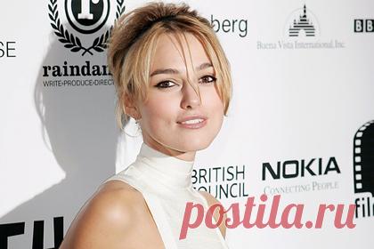 Платье Киры Найтли порвалось и оголило ее тело на церемонии. Британская актриса Кира Найтли поделилась историей о произошедшей с ней ситуации на премии British Independent Film Awards в 2005 году. Звезда рассказала, что надела на мероприятие бандажное платье бренда Herve Leger. По словам Найтли, когда она выходила из отеля, вещь порвалась по шву и полностью оголила ее тело.