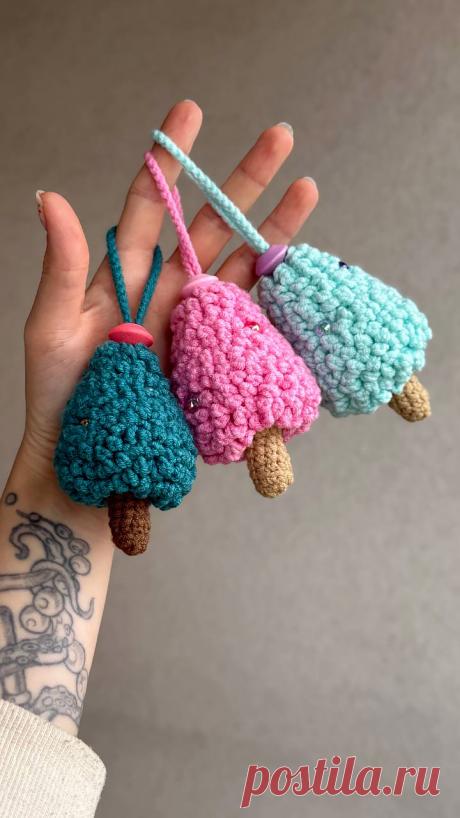 PDF Ёлочка на ёлочку крючком. FREE crochet pattern; Аmigurumi toy patterns. Амигуруми схемы и описания на русском. Вязаные игрушки и поделки своими руками #amimore - новогодняя ёлка из обычной пряжи, маленькая ёлочка к Новому году, елка, елочка.