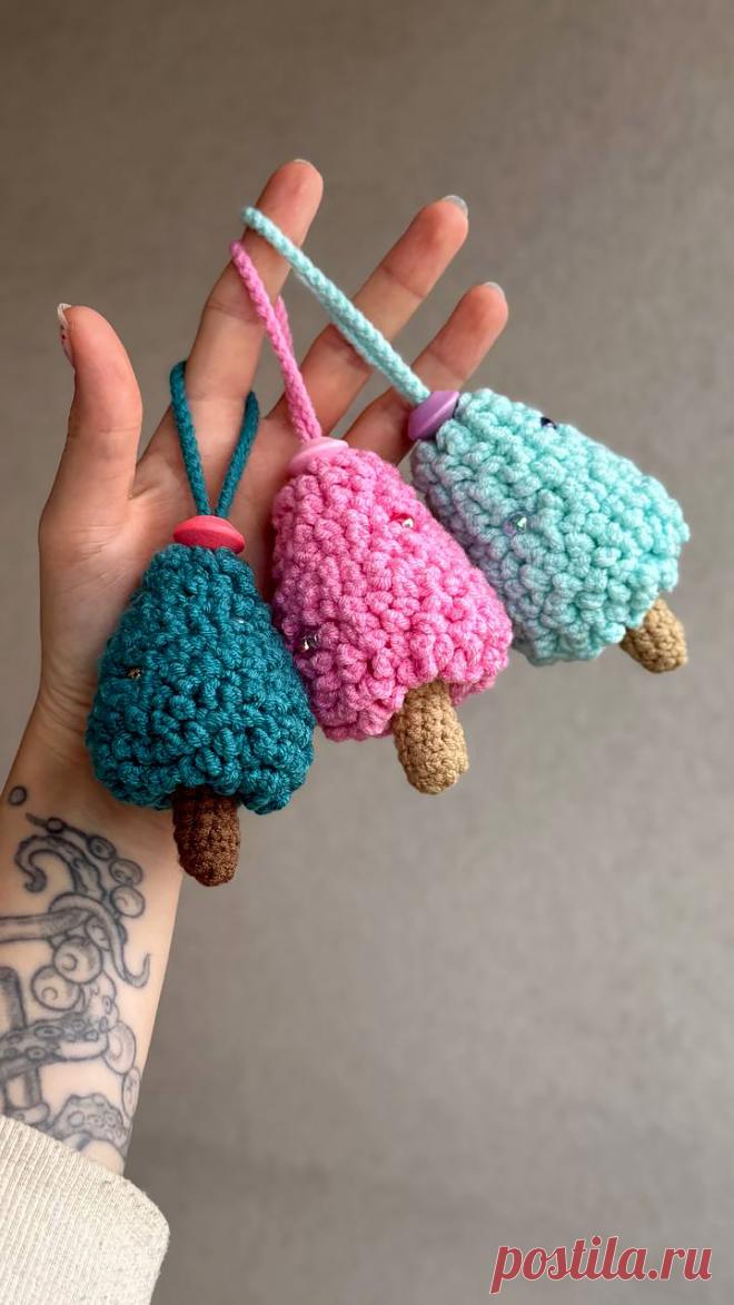 PDF Ёлочка на ёлочку крючком. FREE crochet pattern; Аmigurumi toy patterns. Амигуруми схемы и описания на русском. Вязаные игрушки и поделки своими руками #amimore - новогодняя ёлка из обычной пряжи, маленькая ёлочка к Новому году, елка, елочка.