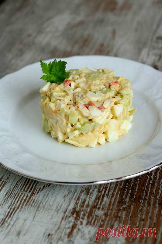 Салат из крабов с яблоком, яйцом и сельдереем Сегодня на меня напала абсолютная лень - ничего не хочется делать, в том числе готовить. Муж разделить мою лень и голодать отказался. К счастью, в холодильнике залежалась с Нового года банка крабов, из которых быстро приготовила салат. ПОНАДОБИТСЯ: - 1 банка (240 г) консервированных крабов - 2…