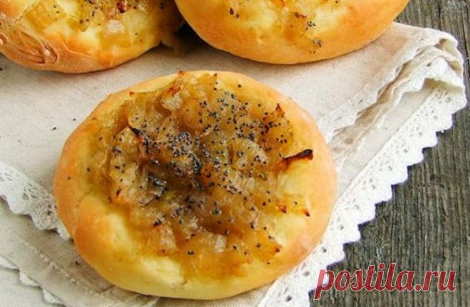 Цебуляжи: лепешка из дрожжевого теста с начинкой из лука | Женский день