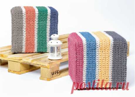 Полосатые чехлы на пуфики - Эфария Очень простые в исполнении чехлы в актуальном современном стиле могут стать ярким акцентом вашего интерьера. РАЗМЕРЫ 36 x 36 x 36 см ВАМ ПОТРЕБУЕТСЯ Пряжа 1(50% хлопка, 50% полиэстера; 72 м/200 г) – для чехла А 600 г бежевой, 400 г синей, по 200 г оранжевой и зеленой; для чехла В – 600 г серой,