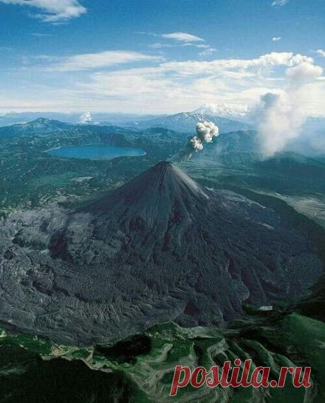 Karymsky is a stratovolcano on the Kamchatka Peninsula…  |   Pinterest • Всемирный каталог идей