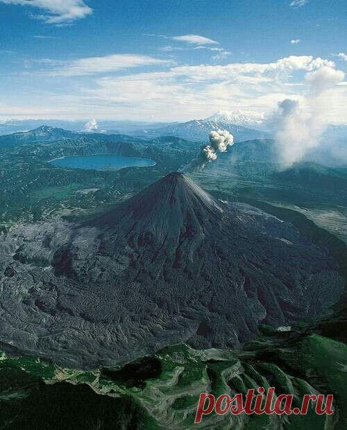 Karymsky is a stratovolcano on the Kamchatka Peninsula…  |   Pinterest • Всемирный каталог идей