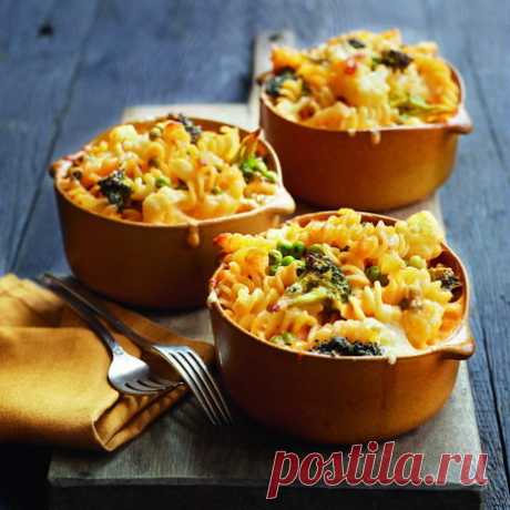 Спиральки, запеченные с овощами и сыром ИНГРЕДИЕНТЫ Молоко (2,5%) 3 Стакана Горошек замороженный 1 Стакан Кауста цветная 400 Граммов Сыр чеддер 350 Граммов Паста спиральки 350 Граммов Брокколи 225 Граммов Сыр мягкий сливочный 225 Граммов Масло сливочное 2 Столовые ложки Горчица (порошок) 1/2 Чайной ложки Орех мускатный 1/2 Чайной ложки Перец кайенский 1 Щепотка Соль Грамм ПРИГОТОВЛЕНИЕ Разогрейте духовку до 200 […]