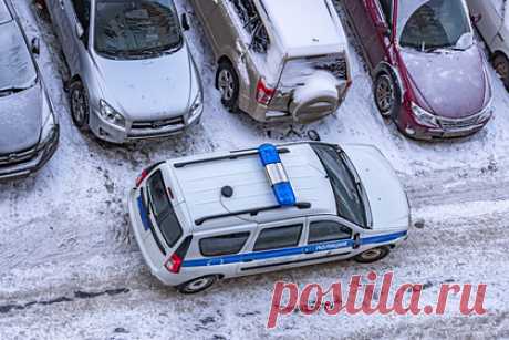 Россиянин после вахты на Севере убил жену и совершил суицид. В городе Куртамыш Курганской области мужчина несколькими выстрелами из ружья убил жену, а затем совершил самоубийство. Убийство произошло 18 ноября в доме супругов. По версии следствия, мужчина совершил преступление на почве личной неприязни. Следователи возбудили уголовное дело по статье105 УК РФ («Убийство»).