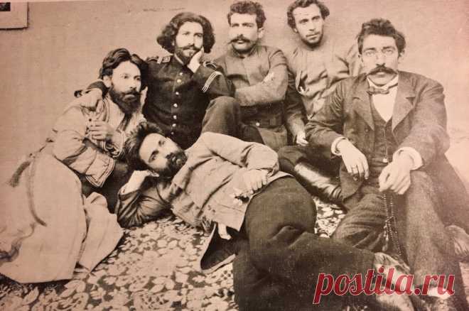 Անդրադարձ. Հայաստանի Հանրապետութիւն 100-ամեակ
Վանի /գավառի/ Հերոսամարտի կեդրոնական կոմիտէն. ձախէն աջ` Տիգրան, Իշխան, Արամ, Մալխաս, Համազասպ եւ պառկած` Սարգիս Բ.
(Լուսանկարը `ՀՅԴ արխիվ)
The Central Committee of the Van region. Aram is the fourth from the left. (Photo: ARF Archives)