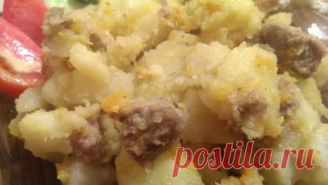 Картошка с тушенкой
Советская кухня подкупала именно своей простотой.Картошку чистили, нарезали крупными кусочками и ставили вариться. Доведя до полуготовности, добавляли тушенки. Прямо все содержимое банки.
Этот рецепт пытались улучшить многие женщины. Самый простой способ – добавить консервированного зеленого горошка. А еще можно нашинковать и обжарить немного лука и морковки. В общем, простор для вкусного творчества.