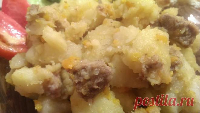Картошка с тушенкой
Советская кухня подкупала именно своей простотой.Картошку чистили, нарезали крупными кусочками и ставили вариться. Доведя до полуготовности, добавляли тушенки. Прямо все содержимое банки.
Этот рецепт пытались улучшить многие женщины. Самый простой способ – добавить консервированного зеленого горошка. А еще можно нашинковать и обжарить немного лука и морковки. В общем, простор для вкусного творчества.
