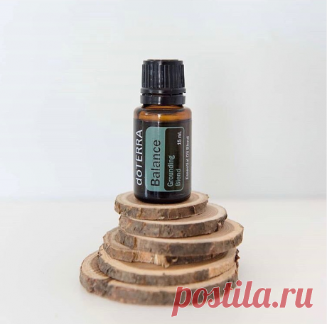 Невероятно теплый обволакивающий аромат смеси масел DoTERRA Balance как мама: дарит ощущение тепла, спокойствия и благополучия. Он точно вам необходим, если вы: устали и хотите расслабиться; чувствуете тревогу и беспокойство; цените гармонию во всем; много и интенсивно работаете; волнуетесь, нервничаете, злитесь или напряжены.