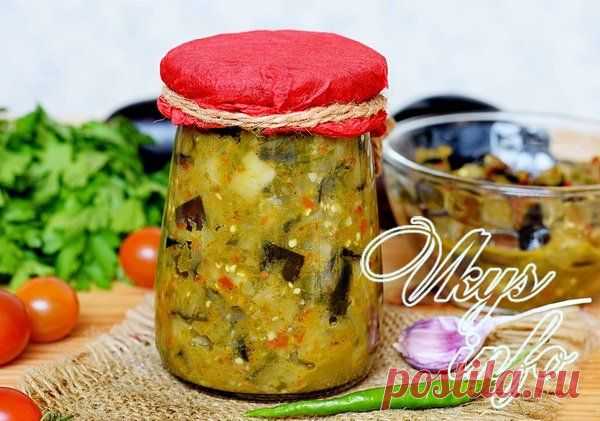 Салат из баклажанов и болгарского перца на зиму В первую очередь необходимо заняться подготовкой основного ингредиента блюда — баклажанов. Их нужно вымыть под проточной водой, высушить с помощью бумажной салфетки, разрезать пополам, затем каждую половинку покрошить кубиком среднего размера. Погрузить сегменты баклажанов в глубокую емкость,