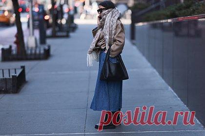 Стилистка назвала визуально подчеркивающую стройность ног зимнюю обувь. Стилистка Базиссела, более известная в соцсетях по никнейму @basicela, назвала визуально подчеркивающую стройность ног зимнюю обувь. В первую очередь специалистка обратила внимание на сапоги с высоким широким голенищем по бокам. По ее словам, данная деталь делает их обладательницу немного выше и придает изящность.