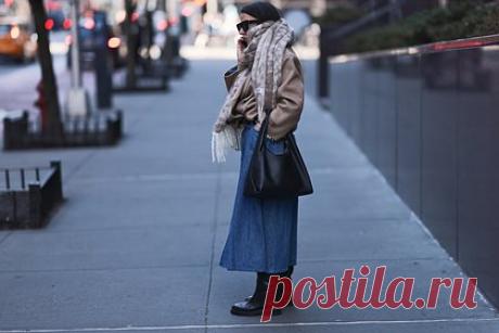 Стилистка назвала визуально подчеркивающую стройность ног зимнюю обувь. Стилистка Базиссела, более известная в соцсетях по никнейму @basicela, назвала визуально подчеркивающую стройность ног зимнюю обувь. В первую очередь специалистка обратила внимание на сапоги с высоким широким голенищем по бокам. По ее словам, данная деталь делает их обладательницу немного выше и придает изящность.