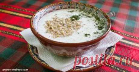 ″Таратор″ - болгарская ″окрошка″, и она вкуснее нашей! Вот рецепт 
Идеальное блюдо для лета.

Можно ли назвать таратор супом? Можно, но лучше этого не делать. Настоящий таратор это не только суп и не обязательно первое блюдо. Он родом из Болгарии, там его подают и в…