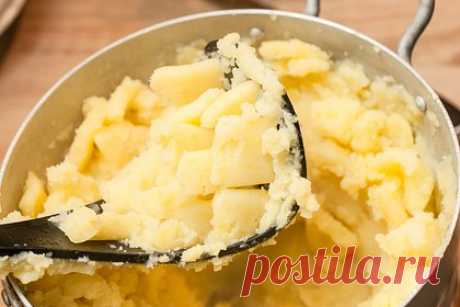 Врач призвала перестать дышать над картошкой при кашле и насморке. Врач-педиатр Ольга Татаркина рассказала, что вдыхание пара вареного картофеля при кашле и насморке нежелательно, особенно для детей. Этот народный метод лечения простуды может спровоцировать ожог и отек слизистой, вызвать резкое повышение давления и еще ряд проблем со здоровьем.