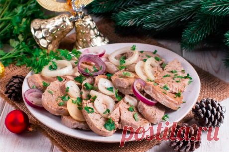 Мясная закуска с маринованным луком для праздничного стола