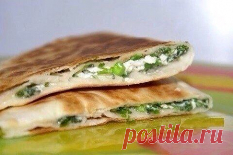 Кутабы из лаваша с творогом,помидорами и сыром

-лист тонкого армянского лаваша,
-творог 200 гр,
-российский сыр 100 гр,
-спелая средняя помидора,
-зелень на ваш выбор,
-хмели сунели по вкусу.

Сыр трем на крупной терке, творог разминаем вилкой со специями, зелень мелко рубим, помидоры режем кубиками-все смешиваем , солим немного.Лаваш режем на полоски шириной 10-12 см. С одного края полоски выкладываем примерно 1ст.л с горком начинки и сворачиваем рулетиком. Обжариваем на...