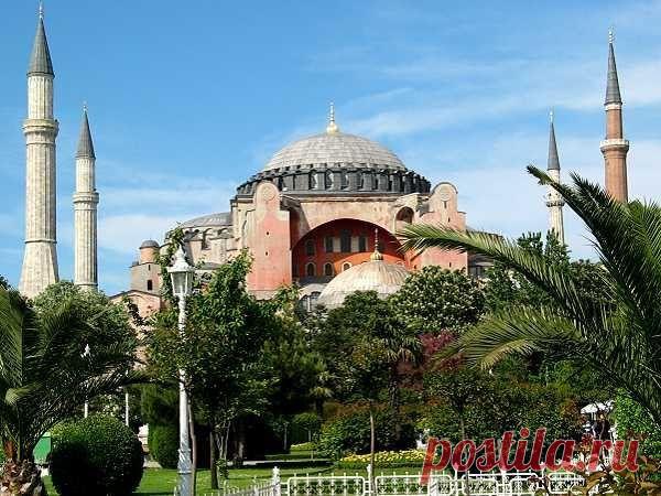 Так уж сложилось, что страна, с которой Россия когда то воевала и постоянно делила территорию, теперь является не только нашим хорошим соседом, но и ежегодно принимает у себя огромное количество российских туристов. Пожалуй, Турция сейчас, самый доступный курорт на территории Европы, для наших соотечественников. По времени, перелёт занимает чуть более 3-х часов, визу можно получить в аэропорту всего за пару минут.