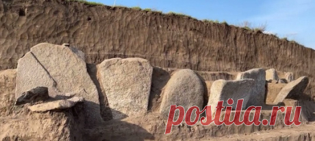 Необычный курган в украинском селе Новоалександровка скрывал в себе множество древних захоронений и каменных глыб – кромлех. При изучении археологи наткнулись на артефакты, напоминающие творения Трипольской культуры.