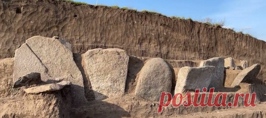 Необычный курган в украинском селе Новоалександровка скрывал в себе множество древних захоронений и каменных глыб – кромлех. При изучении археологи наткнулись на артефакты, напоминающие творения Трипольской культуры.