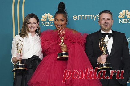 Объявлены победители премии «Эмми-2022». Телевизионная премия «Эмми», проводимая в США, объявила список победителей 2022 года. Победы на 74-ой премии удостоились сериалы «Наследники», «Тед Лассо», а также «Белый лотос». Лучшем драматическим актером стал Ли Джон Джэ, сыгравший в «Игре в кальмара», а аналогичную награду среди актрис получила Зендея.