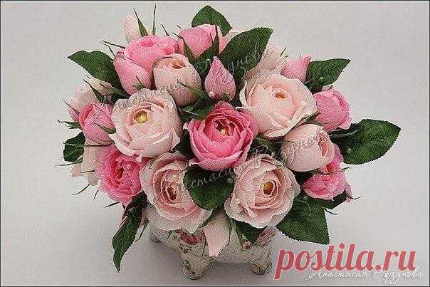 Розы из конфет и гофрированной бумаги